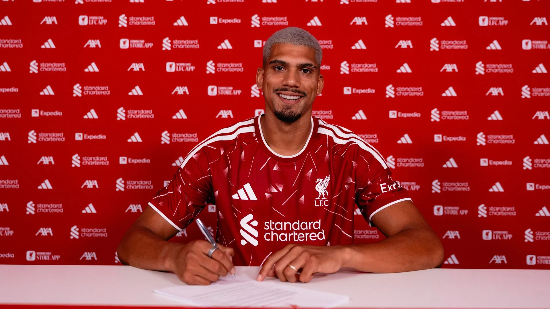 Liverpool sign Araujo from Barcelona